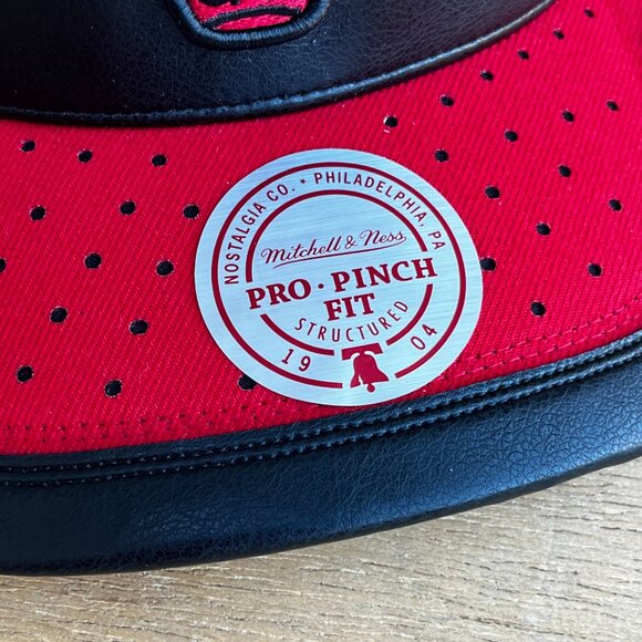MITCHELL & NESS CHICAGO BULLS DAY ONE PRO PINCH SNAPBACK HAT Black Red NEW - Picture 3 of 7